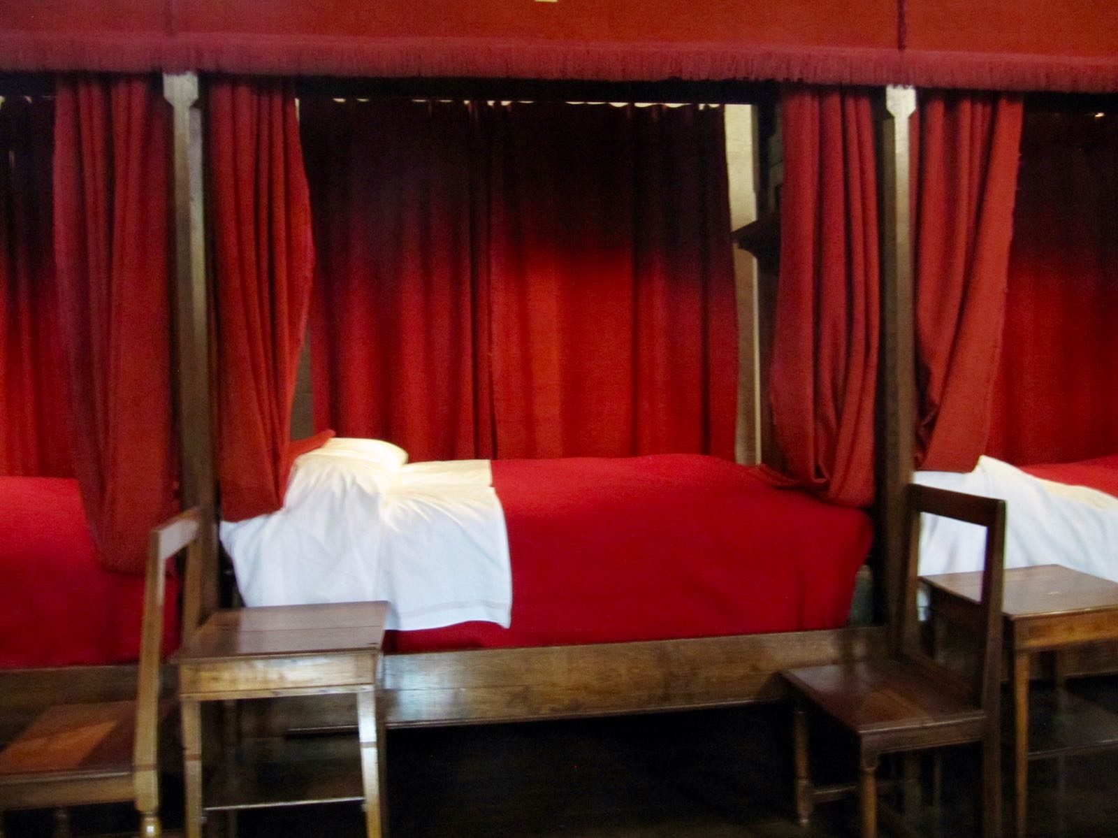 9- bed of the great hall of the poor.jpg